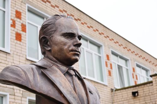 В деревне Татарское Танаево открыли бюст почетному гражданину Зеленодольского района Талгату Гиниятуллину