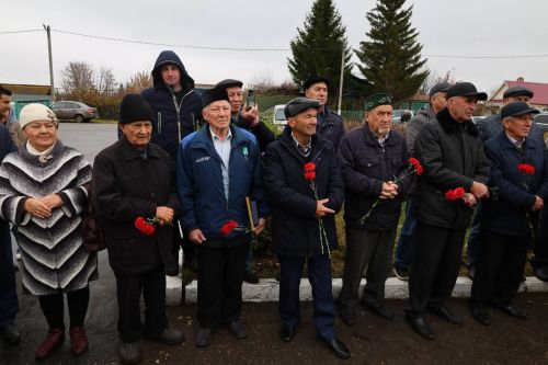 В деревне Татарское Танаево открыли бюст почетному гражданину Зеленодольского района Талгату Гиниятуллину