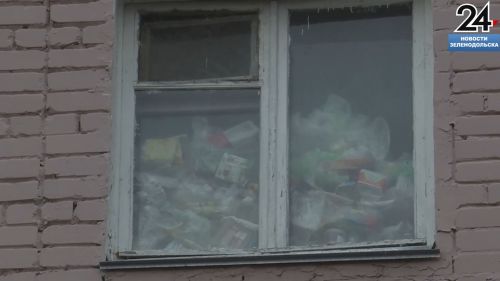 Жители дома на ул. Тургенева в Зеленодольске жалуются на захламленную квартиру из которой расползаются клопы