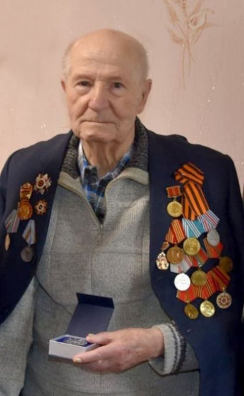 Ветерана завода поздравили с 98-летием