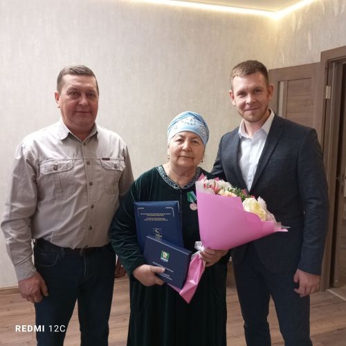Жительницу села Бело-Безводное поздравили с 80-летним юбилеем и выходом книги