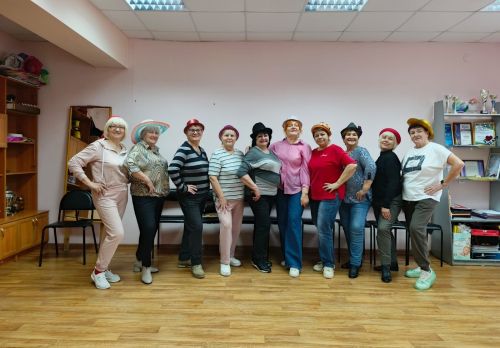 В Васильевском ДК для жителей старшего возраста проводят творческие мастер-классы