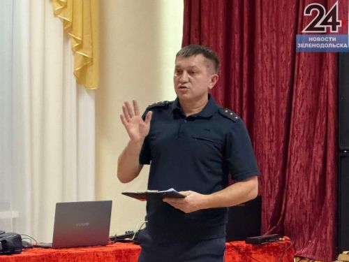 В Нурлатский детский дом приехал сотрудник транспортной полиции