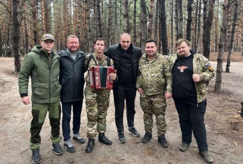 Играй, гармонь, на передовой!