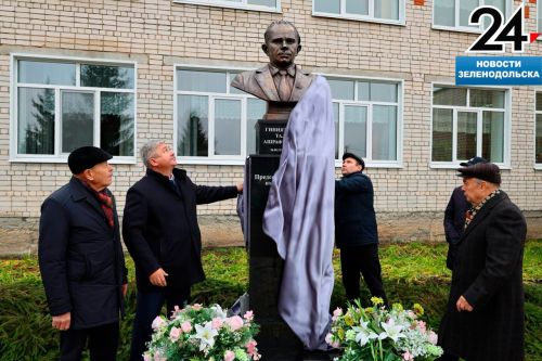 Бюст легендарному руководителю Талгату Гиниятуллину торжественно открыли в деревне Татарское Танаево Зеленодольского района
