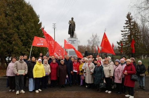 В открытии памятника Ленину в Зеленодольске приняли участие студенты механического колледжа