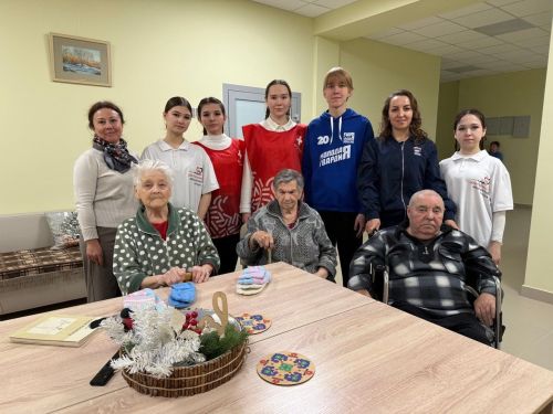 Студенты-молодогвардейцы навестили пожилых земляков в «Доме заботы»