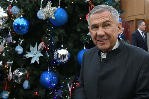 Рустам Минниханов исполнил новогодние мечты детей из Татарстана и городов ЛНР — от гитары до путешествия в Казань