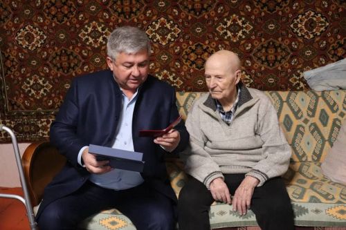 Михаил Афанасьев вручил ветеранам медали «80 лет Победы»