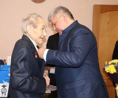 Михаил Афанасьев вручил ветеранам медали «80 лет Победы»