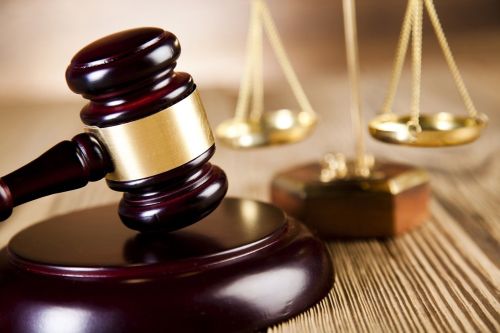 Двух приятелей, продавших квартиру заключенного, будут судить