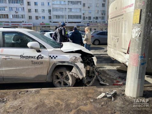В Казани машина такси наехала на людей на автобусной остановке