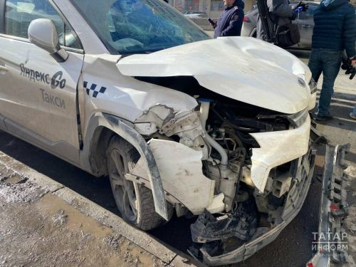 В Казани машина такси наехала на людей на автобусной остановке