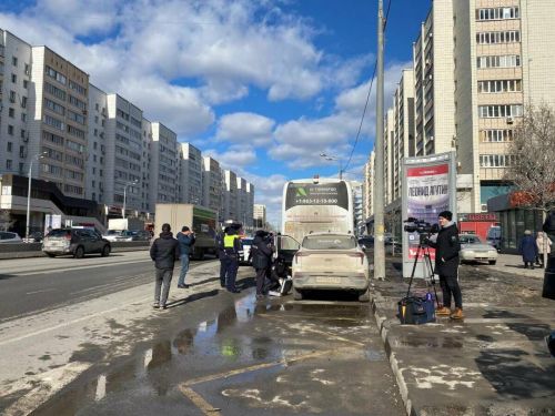 В Казани машина такси наехала на людей на автобусной остановке