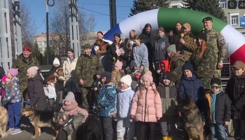 В парке «Авангард» состоялось спортивно-патриотическая эстафета «Фронтовые собаки»