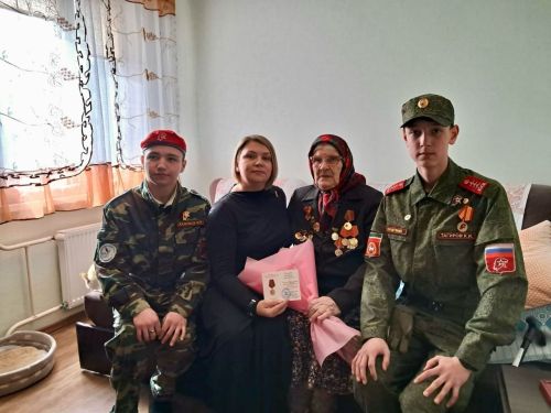 Юнармейцы Зеленодольска вместе с педагогами вручили медали труженикам тыла
