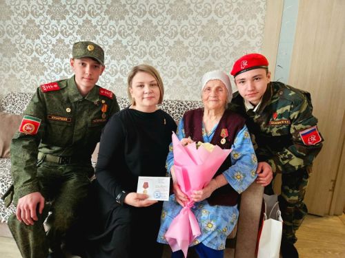 Юнармейцы Зеленодольска вместе с педагогами вручили медали труженикам тыла