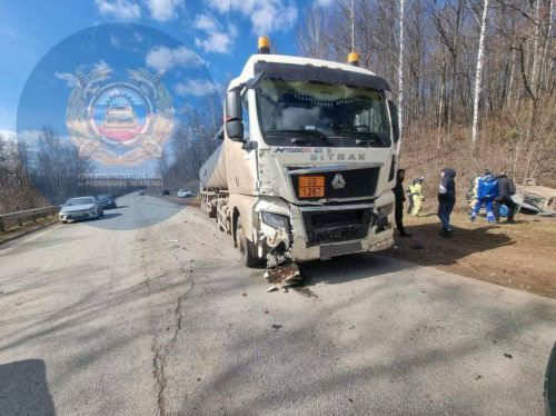 В Татарстане легковой автомобиль столкнулся с грузовиком, два человека погибли