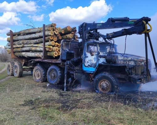 В Айше прямо во время движения загорелся лесовоз