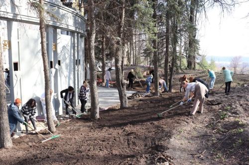 Глава Зеленодольского района принял участие в уборке обновляющегося Парка Победы