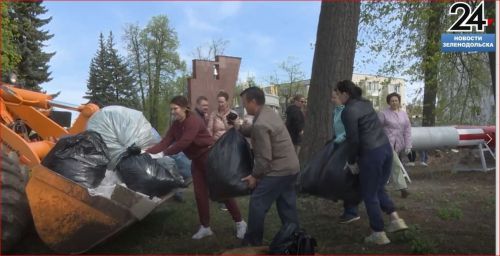 Сотрудники зеленодольского исполкома провели субботник в Парке Победы