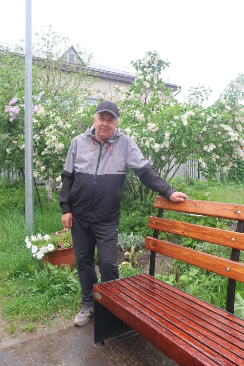 Зеленодолец Зульфикар Хабибуллин украсил родной двор цветочницами