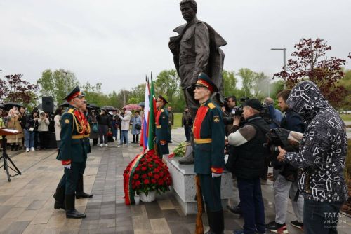 В Казани торжественно открыли монумент известному татарскому поэту и фронтовику Фатиху Кариму