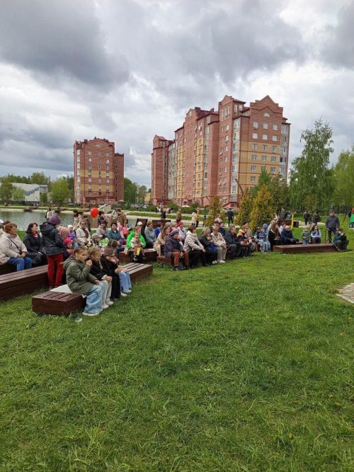 На сцене «Ракушка» у озера проходит праздничный концерт