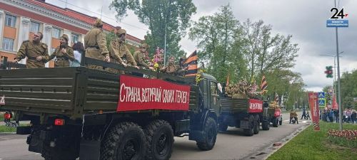 В 10.00 на центральной площади КСК «Авангард» началось торжественное прохождение парадных расчетов