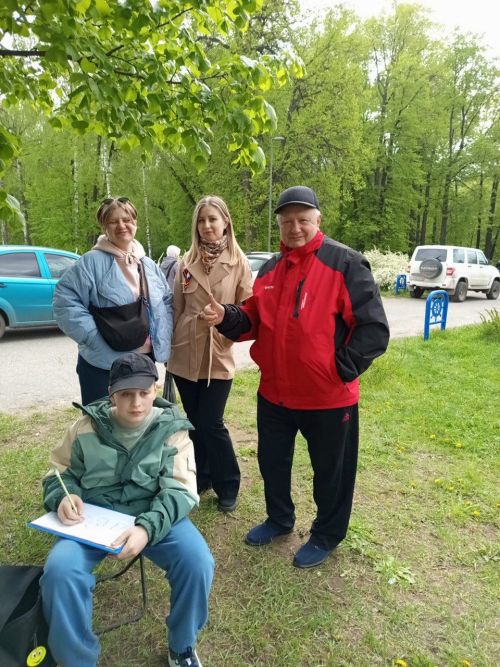 На сцене «Ракушка» у озера проходит праздничный концерт