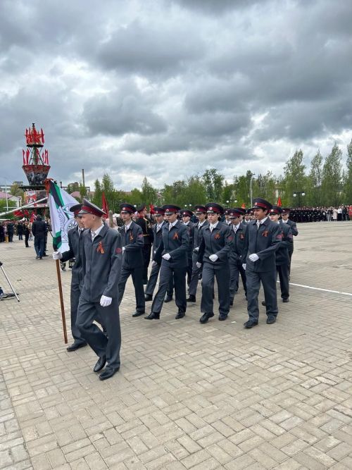 В 10.00 на центральной площади КСК «Авангард» началось торжественное прохождение парадных расчетов