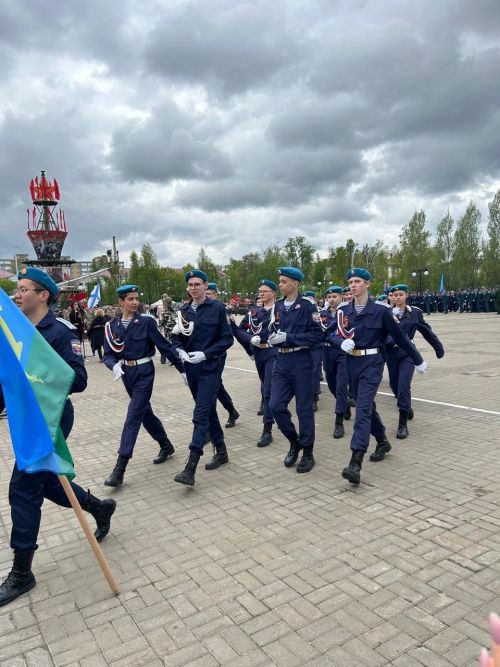 В 10.00 на центральной площади КСК «Авангард» началось торжественное прохождение парадных расчетов