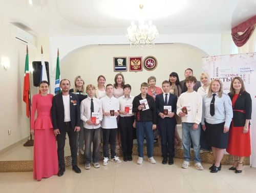 В ЗАГСе торжественно вручили паспорта юным зеленодольцам