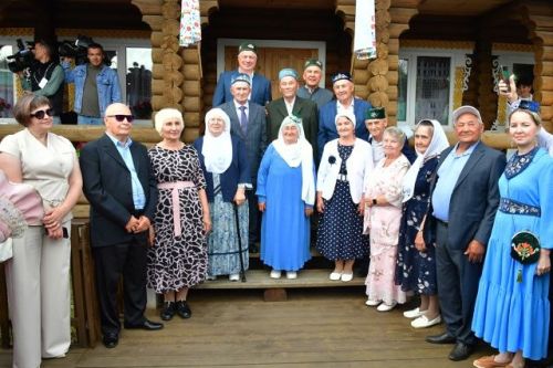 Семью из Зеленодольска, отметившую 50-летний юбилей совместной жизни, поздравил Раис Татарстана
