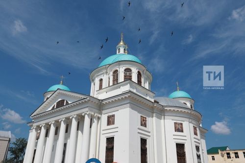 Православным жителям России объяснили, как правильно креститься у храма