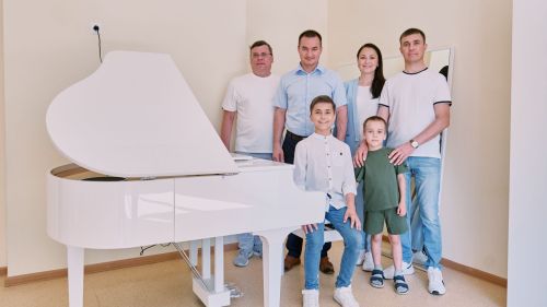 Рустам Минниханов подарил рояль Казанской Детской школе искусств №2