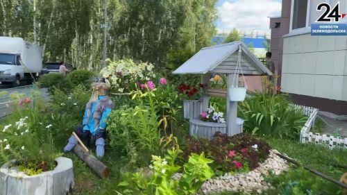 Жительница Зеленодольска Эльмира Залалиева уже более 10 лет украшает город своими цветами