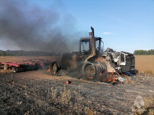 В деревне Малые Ширданы в поле сгорел трактор