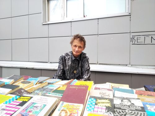 Почему книжный коробейник, не избалованный клиентами, упорно продолжает свое дело?