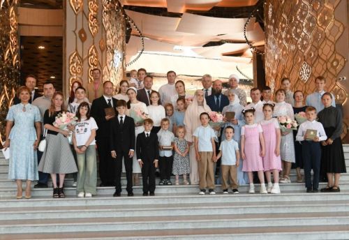 Многодетной семье из Зеленодольска вручили ключи от микроавтобуса