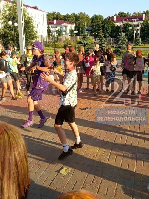 Летнее веселье в красках: в Зеленодольске прошел Фестиваль красок
