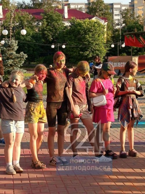 Летнее веселье в красках: в Зеленодольске прошел Фестиваль красок