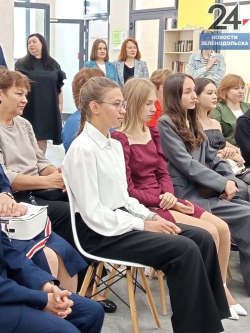 В ЦКР в преддверии августовской педконференции прошло чествование выпускников, сдавших ЕГЭ на высшие баллы
