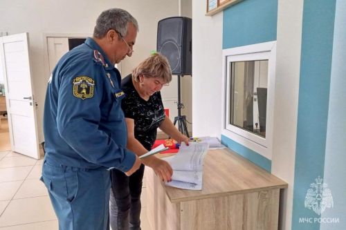 Сотрудники Госпожнадзора обследуют места проведения выборов
