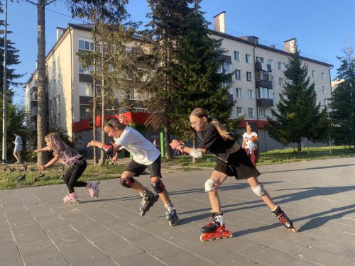 Тренер Хаким Валиуллин продолжает бесплатно учить детей азам техники катания