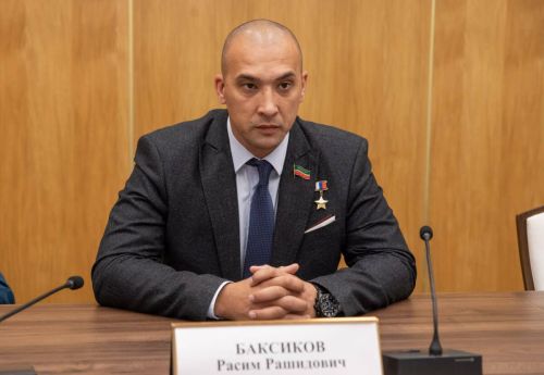 Герой России Расим Баксиков проходит стажировку в Министерстве спорта Татарстана