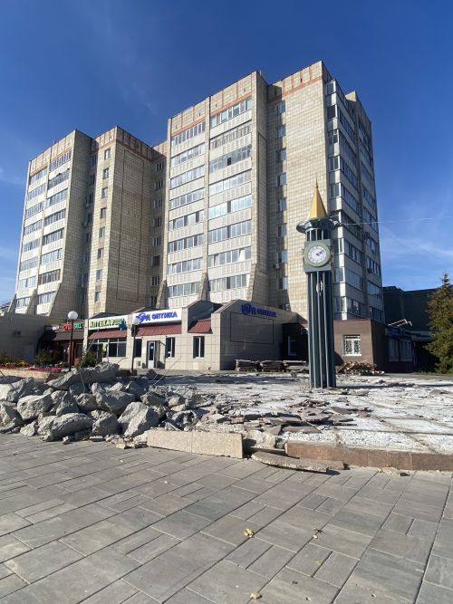 Началось обновление площадки под городскими часами