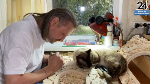 Зеленодольский резчик по дереву Виктор Макаров показал свою мастерскую