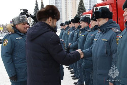 Зеленодольским пожарным вручили награды и новую технику