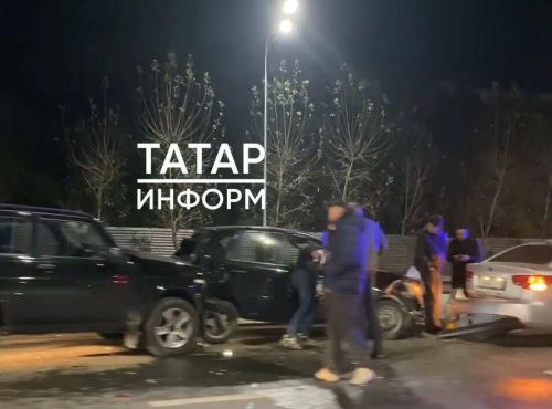 Авария с тремя автомобилями произошла в Казани на проспекте Универсиады